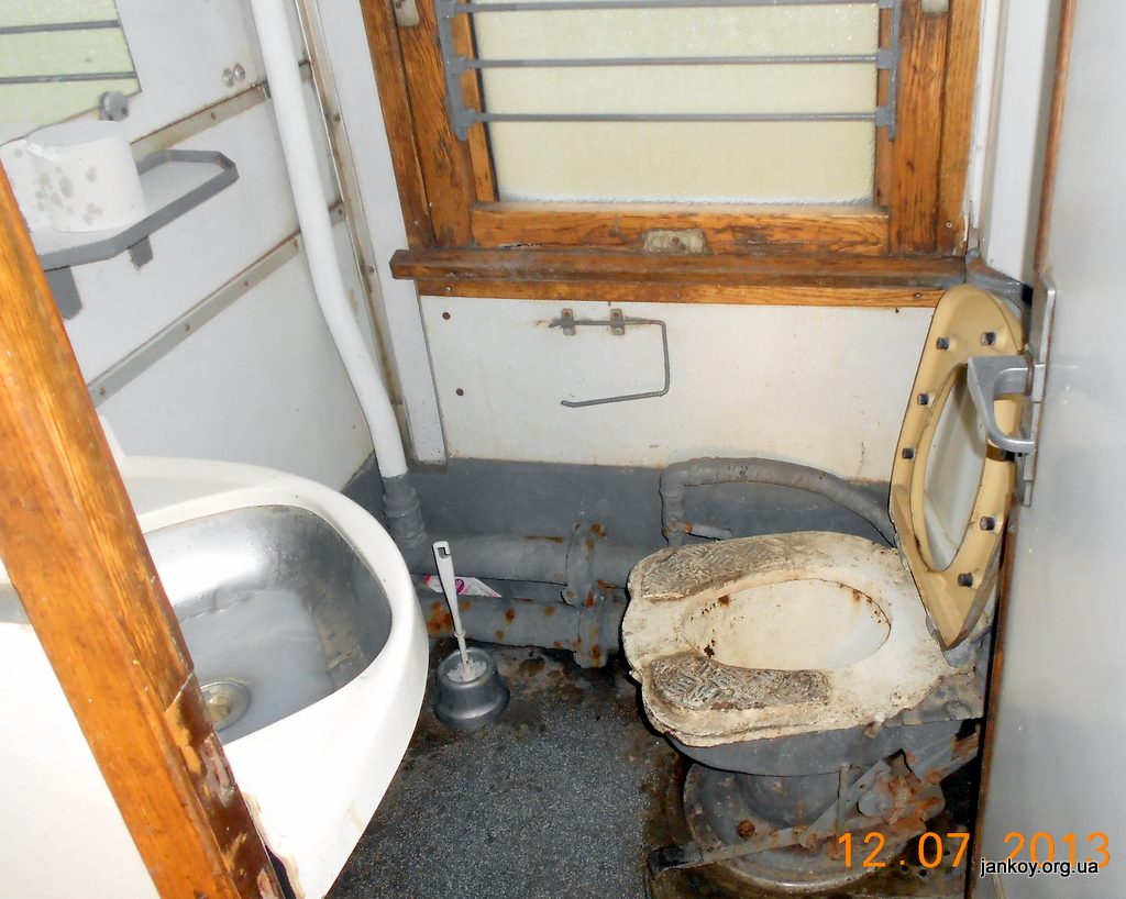 Туалет в поезде плацкартного вагона фото