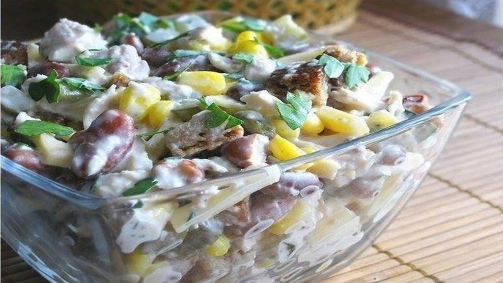 Салат с консервированными огурцами рецепт. Салат с фасолью и курицей и огурцом соленым. Салат с фасолью и копченой куриной грудкой. Салат с фасолью и курицей и огурцом. Салат с куриной грудкой и фасолью и огурцами.