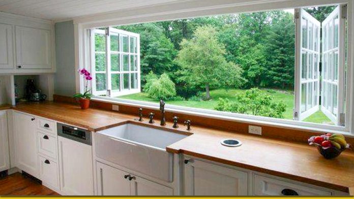 Мийка під вікном на кухні: плюси і мінуси