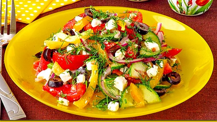 Святковий салат з бринзою — смачний красень на столі