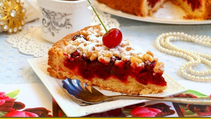 Тертий пиріг з вишнями - бабусині секрети
