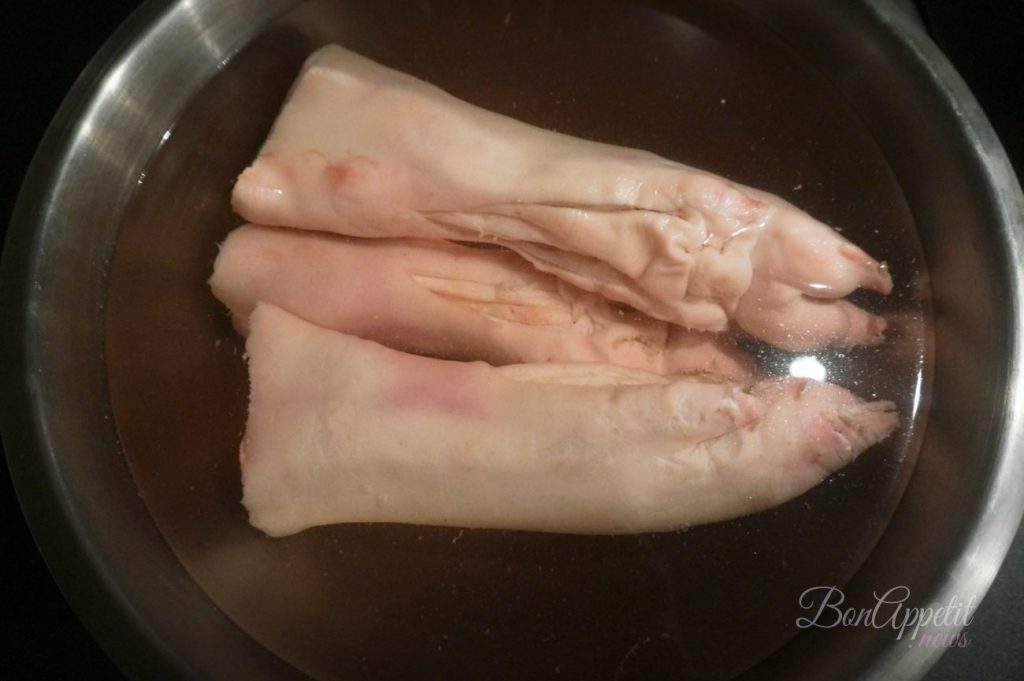 Как чистить свиные ножки от волос