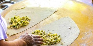 Соковиті коржі з сиром і зеленню — рецепт з Туреччини для українського столу
