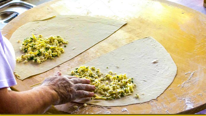 Соковиті коржі з сиром і зеленню — рецепт з Туреччини для українського столу