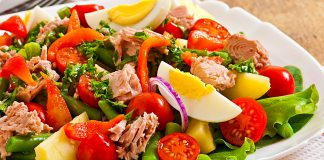 Святковий салат з тунця — яскравий, легкий і дуже смачний