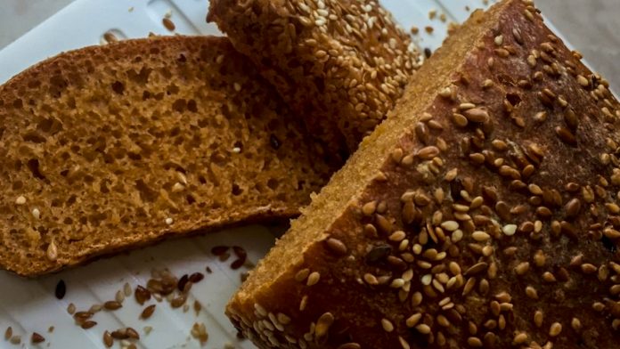 Житній хліб на кефірі — швидко, смачно і з користю для здоров'я