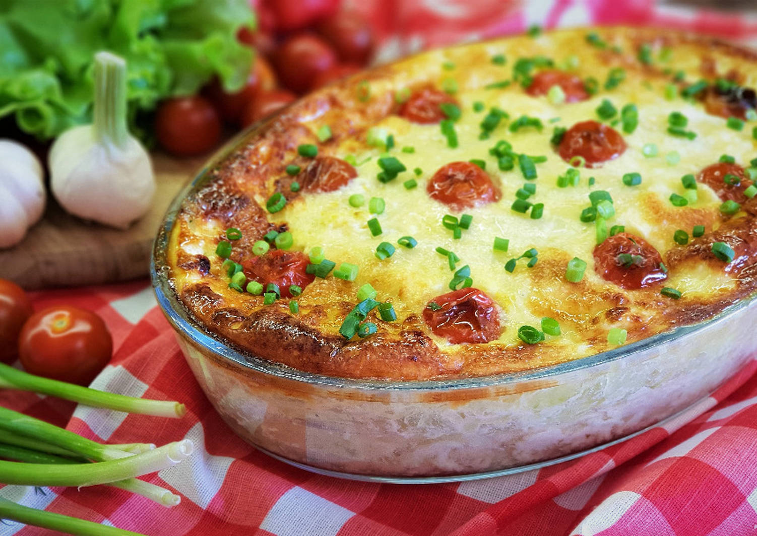 Запеканка с помидорами и сыром. Куриная запеканка. Куриная запеканка с овощами. Запеканка с курицей и овощами. Картофельная запеканка овощная.