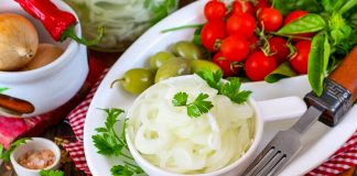 Хрустка цибуля для салату і закусок — простий маринад за 20 хвилин