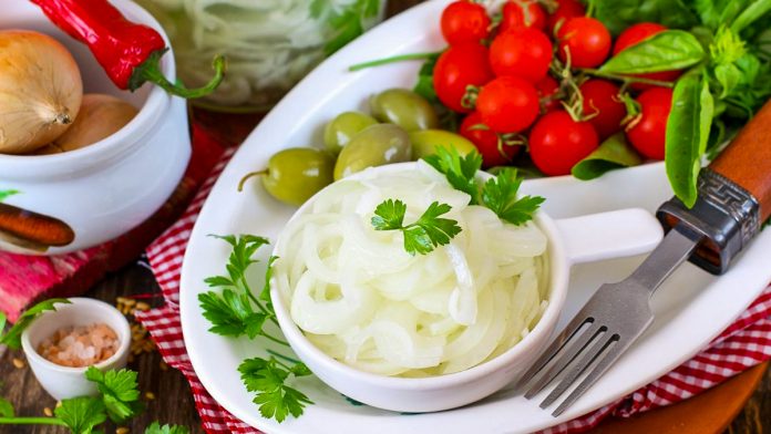 Хрустка цибуля для салату і закусок — простий маринад за 20 хвилин