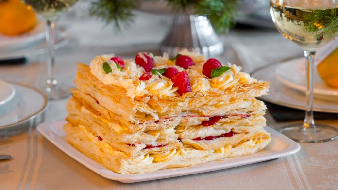 Пухкий Наполеон з листкового тіста — торт на радість ласунам