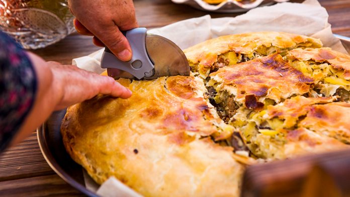 Лезгинський пиріг з м'ясом і картоплею — перлина кухні Кавказу
