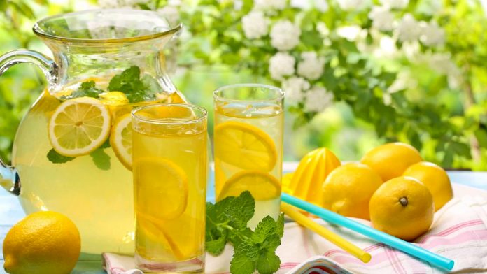Лимонна вода замість пігулок: 13 проблем, які вона вирішує