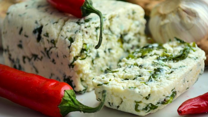 Домашній сир із зеленню та кмином: коли сніданок — суцільне задоволення