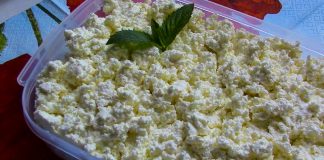 Як зробити домашній сир з кефіру — швидкий рецепт