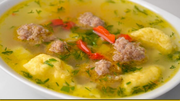 Ароматний суп з галушками і фрикадельками — всі просять добавки