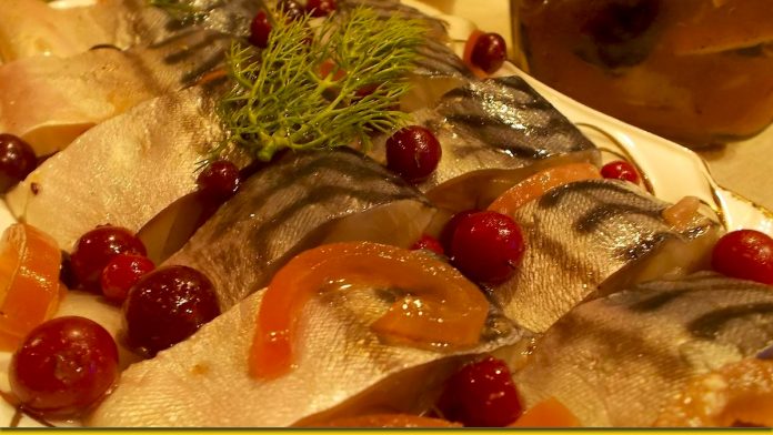 Скумбрія в журавлинному соусі — кулінарний шедевр для цінителів