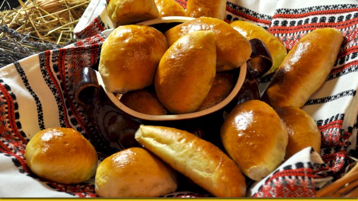 Милі серцю пиріжки з картоплею — радість з пилу - жару