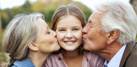 Бабусі й дідусі не вмирають. Вони залишаються жити в серці...