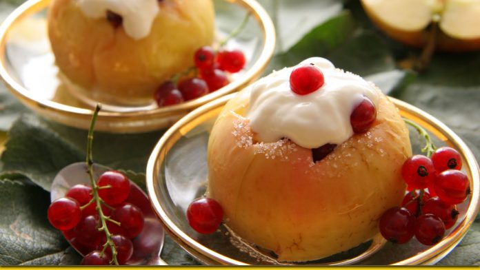 Печені яблучка з сиром — простий десерт з щасливого дитинства