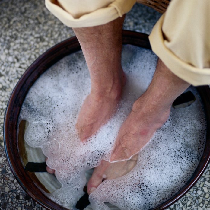 Мыть ноги мужчине. Мытье ног. Ноги в тазу.
