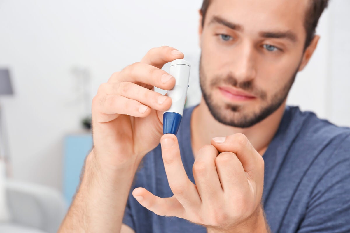 Hombre con diabetes que toma té de hojas de higo.