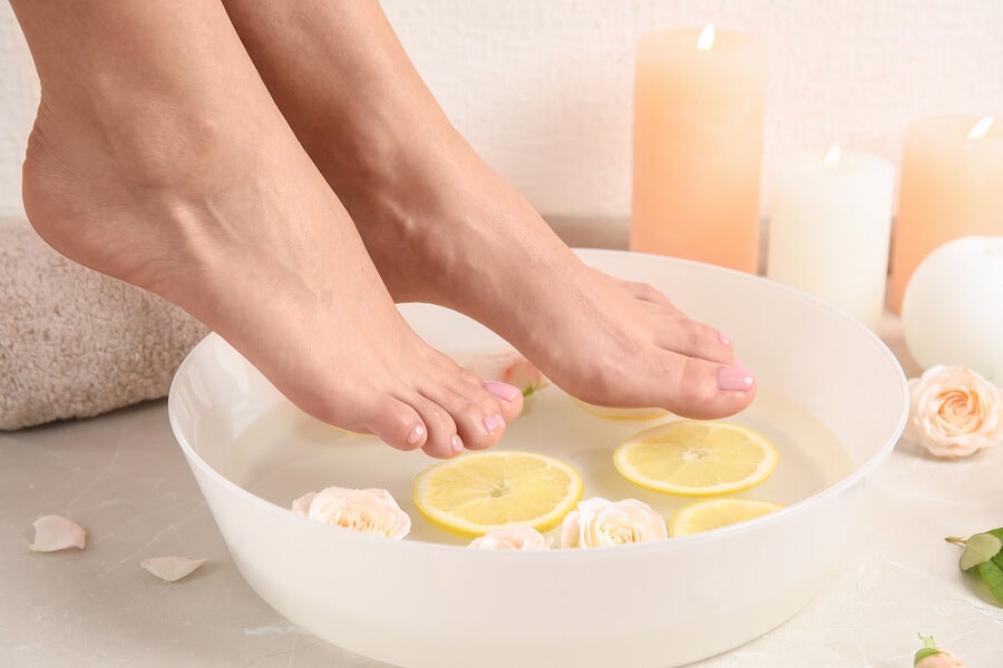 Spa para pies con uñas infectadas.