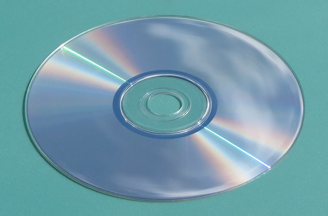 Подружжя повторно використало свої старі компакт-диски. Вони вкрили ними стіну кухні