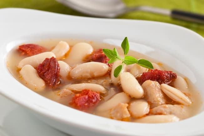 1800ss_getty_rf_white_beans.jpg?resize=652px:*&output-quality=75