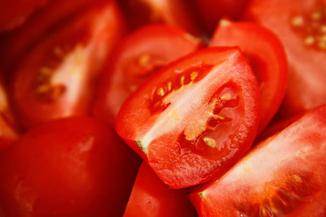 1800ss_getty_rf_ripe_tomato_wedges.jpg?resize=652px:*&output-quality=75