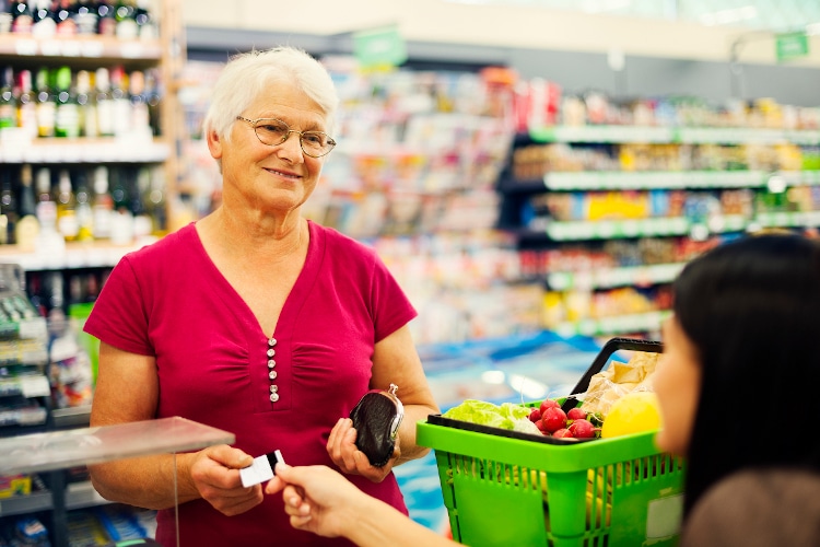 Голландський супермаркет додає «повільні касові смуги» для людей похилого віку, які можуть користуватися чатом