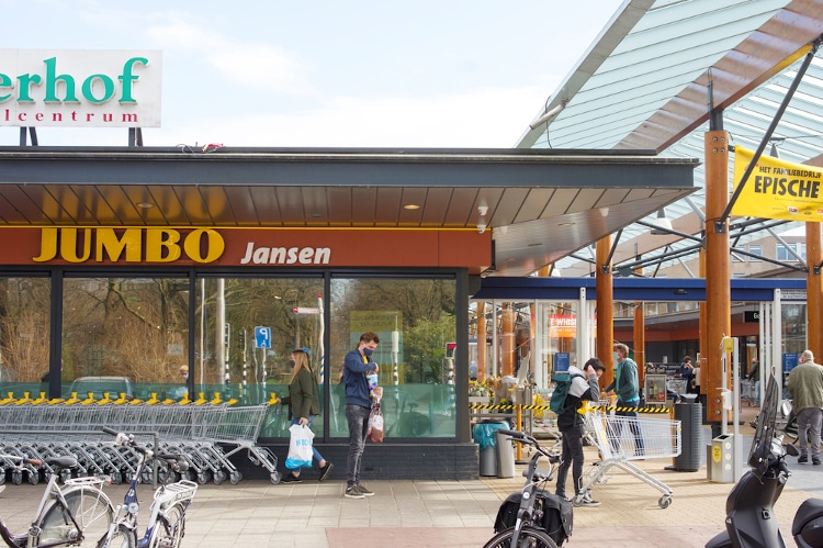 Голландський супермаркет додає «повільні касові смуги» для людей похилого віку, які можуть користуватися чатом