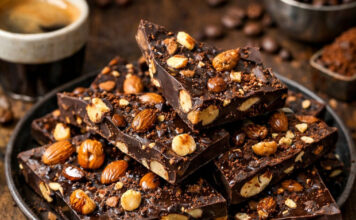 Рецепт: шоколадна «корка» з еспресо та підсмаженими горіхами